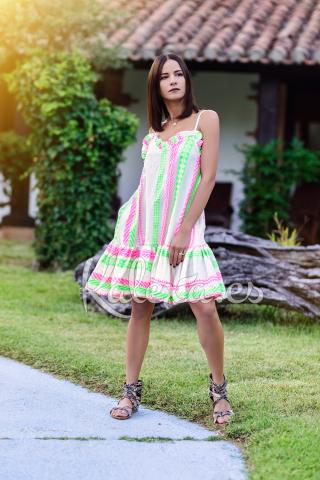 Kurzes Neon-Sommerkleid