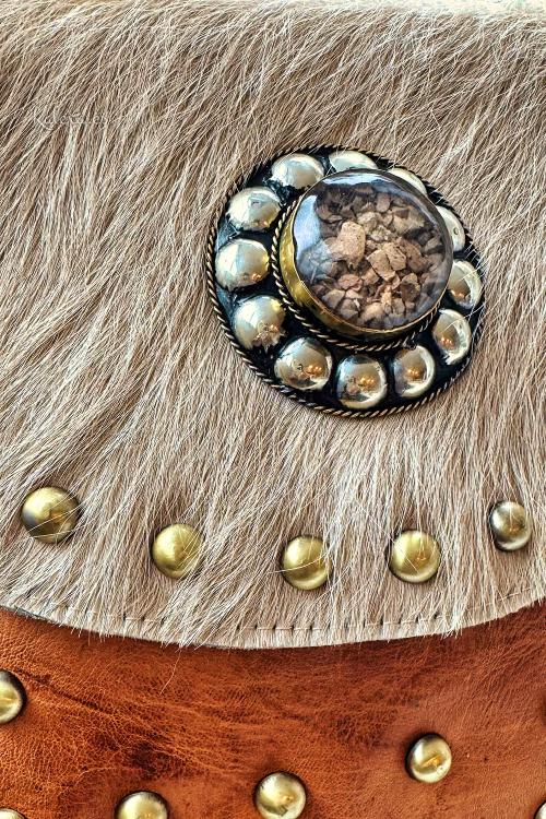 Bolsa boho chic em couro e tachinhas