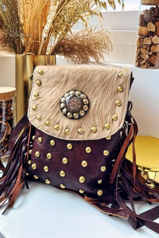 Bolsa boho chic em couro e tachinhas