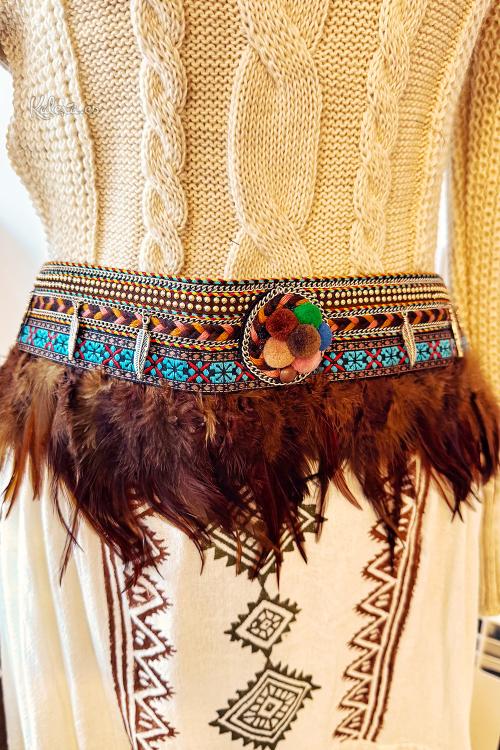 Cinto boho com penas e pompons