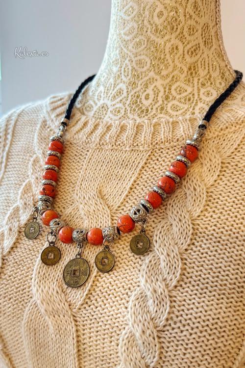 Boho-Halskette mit orangefarbenen Münzen