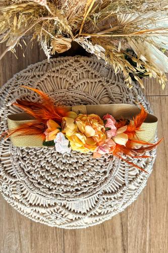 Cintura fiori dorati e piume arancioni