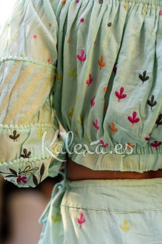 Top Boho KunakDit is een zomerse top met een boho-stijl, perfect voor een casual en trendy look. Gemaakt van luchtige stoffen