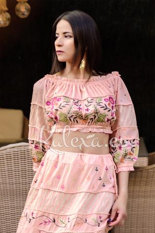 Top Boho KunakDit is een zomerse top met een boho-stijl, perfect voor een casual en trendy look. Gemaakt van luchtige stoffen