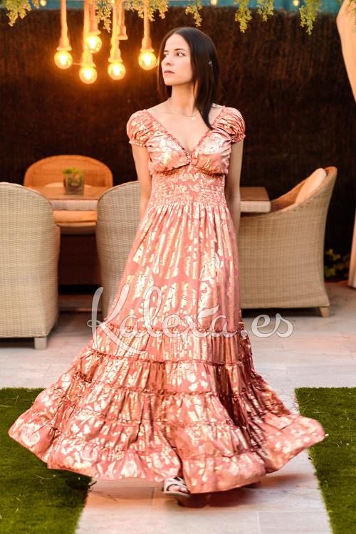 Boho-Kleid im Halbdunkel.