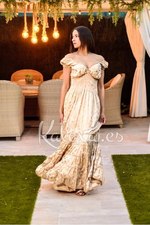 Boho-Kleid im Halbdunkel.