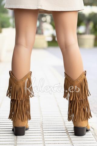 Herbstliche Boho-Stiefel mit Fransen