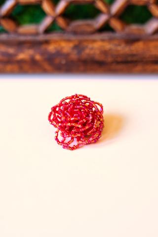 Anel de flor vermelha