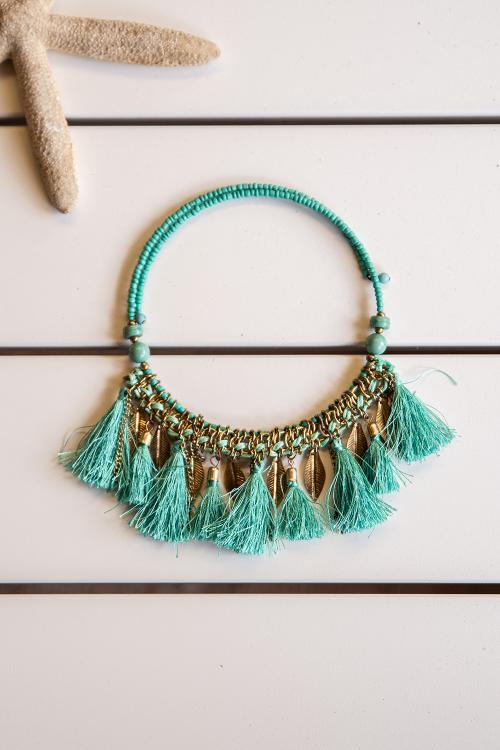 Colar boho com bordados e penas