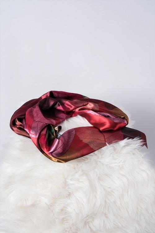 Pañuelo de Seda, Hojas Rojas